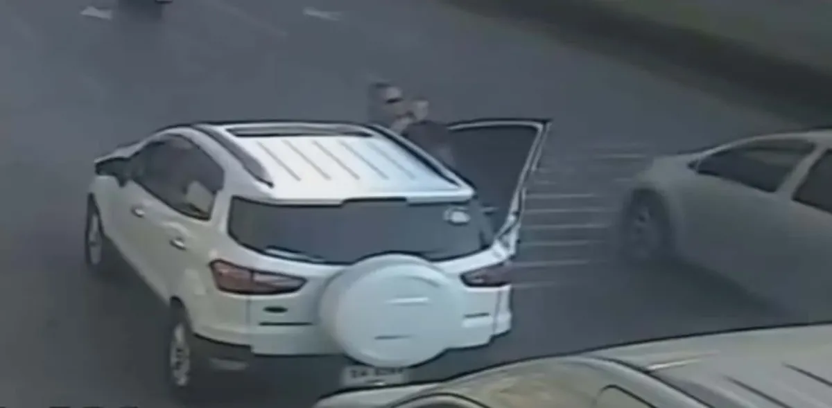 방콕 교통 분쟁에서 태국 경찰관 목 졸림, 용의자 도주 중