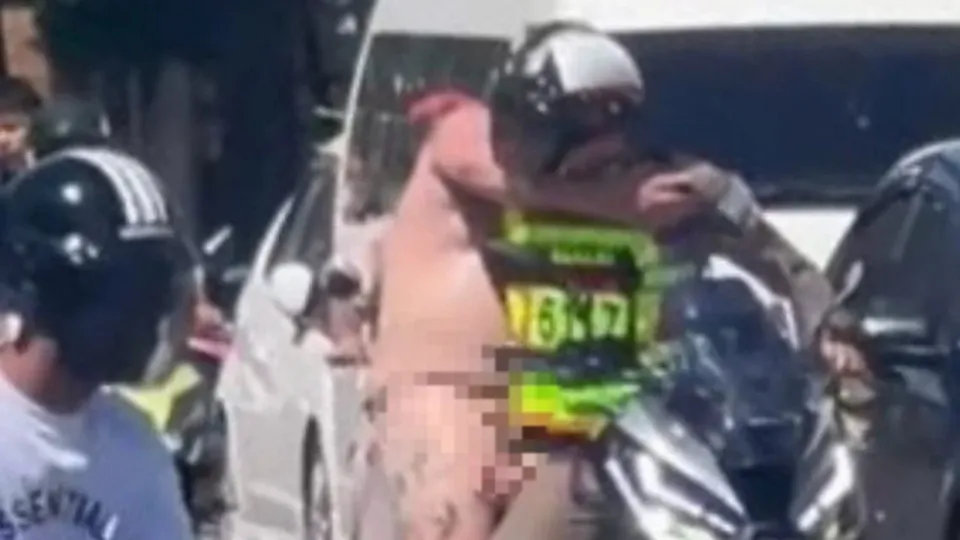 푸켓에서 벌거벗은 외국인이 소동 일으키고 경찰 공격