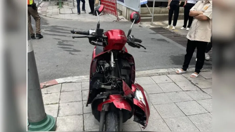 방콕 러시아워 참사: 오토바이 운전자 버스에 깔려 사망 (영상)