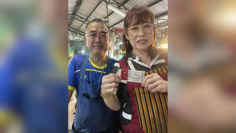 람푼 돼지고기 상인들, 로또 1등 당첨으로 1200만 바트 대박!