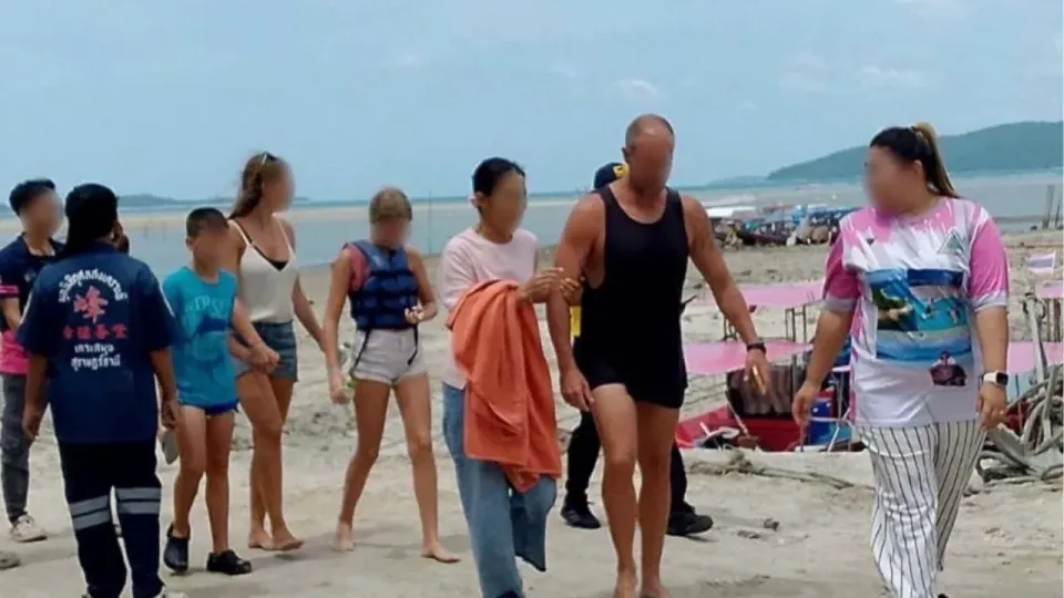 스페인 가족, 코사무이 인근 해상에서 보트 전복 사고 후 구조