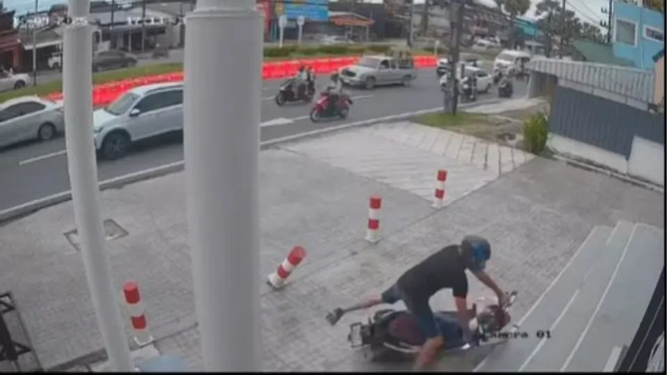 푸켓 외국인 바이커, 역주행하다 오토바이 전시장 계단에 정면충돌