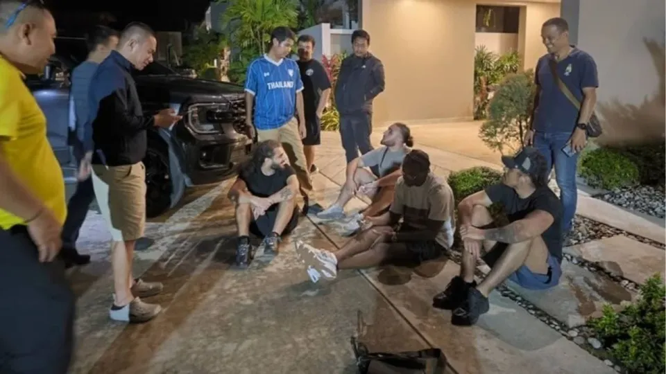 푸켓에서 미국인 변호사 강도 사건, 영국인 4명 체포