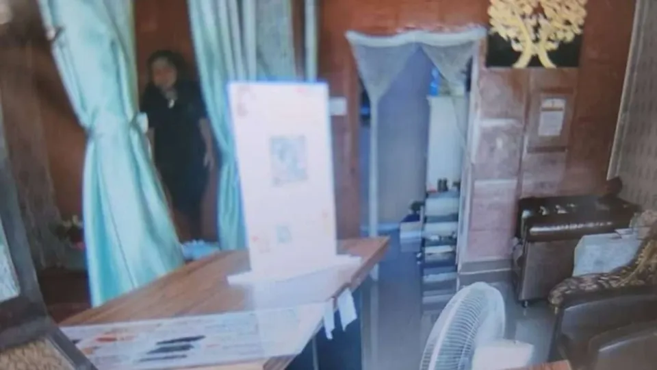라용 마사지사, 고객의 거짓 금목걸이 도난 혐의로 맞고소