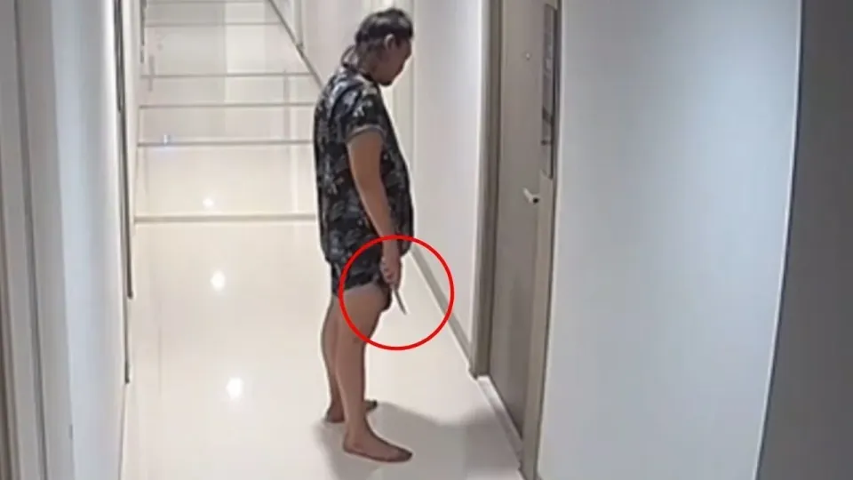 방콕 콘도에서 이웃집 문을 발로 차고 피를 묻힌 태국 남성