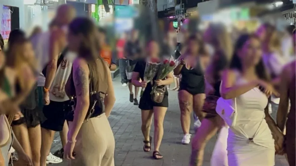 파타야 워킹스트리트에서 아이들 이용해 장미꽃 파는 외국인들 비난받아