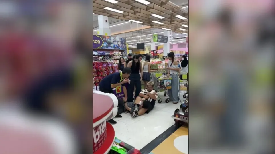 방콕 빅씨에서 도둑 제압한 영웅 쇼핑객 (영상)