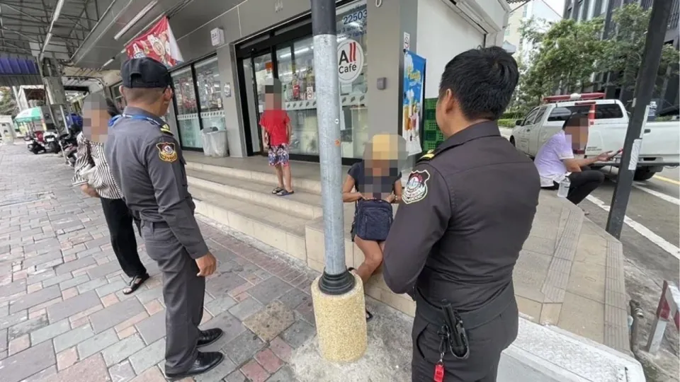 파타야 경찰, 구걸 신고 후 모자를 집까지 안전하게 호송