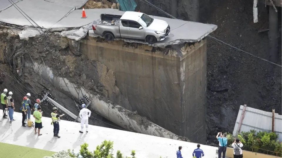 방콕 도로 붕괴로 31개 거리 급수 중단