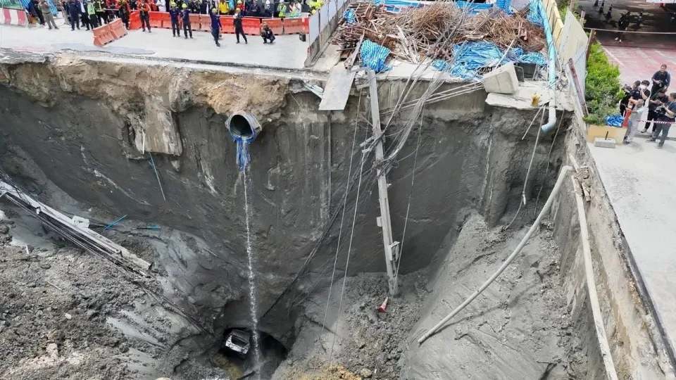 방콕 도로 싱크홀이 더 깊게 침몰, 인근 건물 구조에 위협