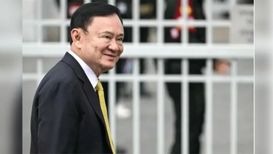 탁신 전 총리, 복역 중 배수구 청소 작업 감독 맡아