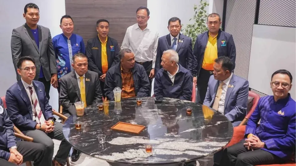 춤폰 정치인 50명, 아누틴의 품자이타이당으로 집단 이탈