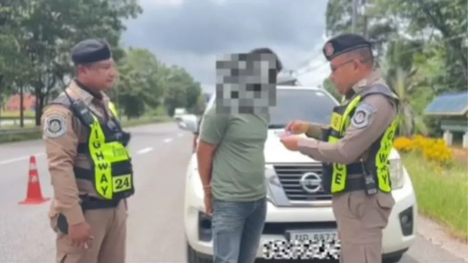 춤폰에서 가짜 세금 스티커로 적발된 픽업트럭 운전자