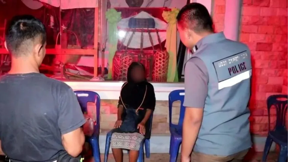 우돈타니 행정사무소 남자 화장실에 갇힌 혼란스러운 여성