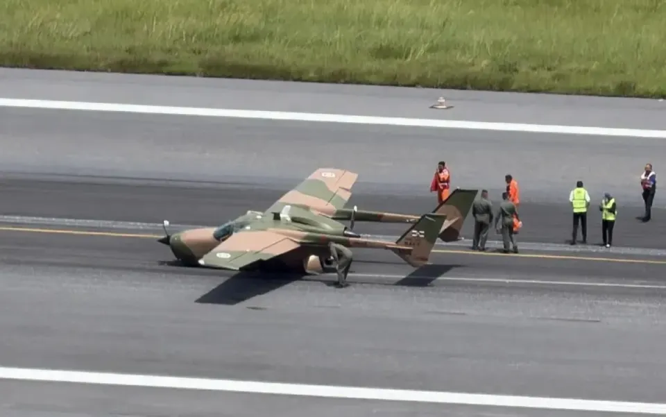 푸켓 공항 활주로 착륙장치 고장으로 태국 해군 항공기 차단