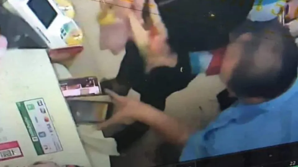 택시기사, 일본인 승객에게 커피 얻어먹고 휴대폰 훔쳐