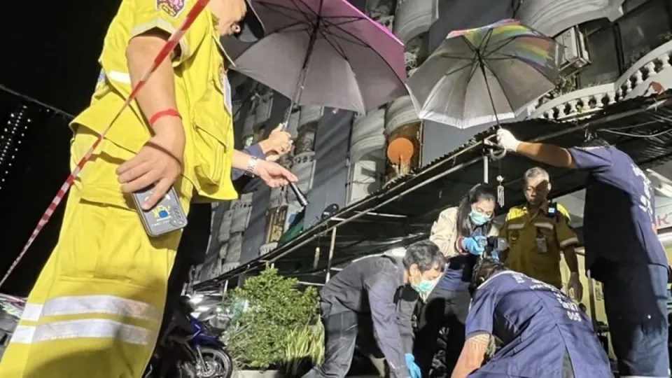논타부리 콘도에서 추락한 택시 기사 사망