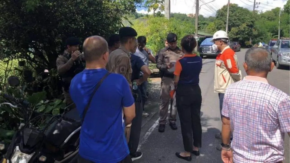 푸껫 회사 앞, 헬멧 착용 논란으로 주민 봉쇄 시위