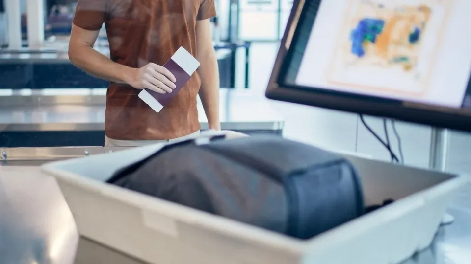 수완나품 공항, 압수품 온라인 판매 의혹으로 부패 논란
