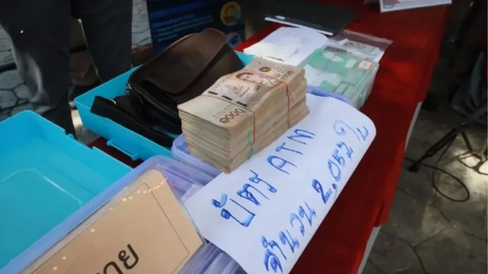 치앙라이에서 2,000장의 ATM 카드를 소지한 중국인 체포