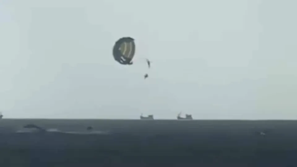 용감한 패러세일링 도우미, 푸켓 해변서 관광객 구하기 위해 바다로 뛰어들다