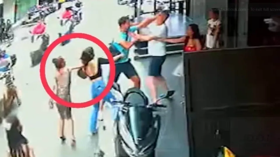 파타야 거리 싸움 중 가방 도난당한 태국 여성