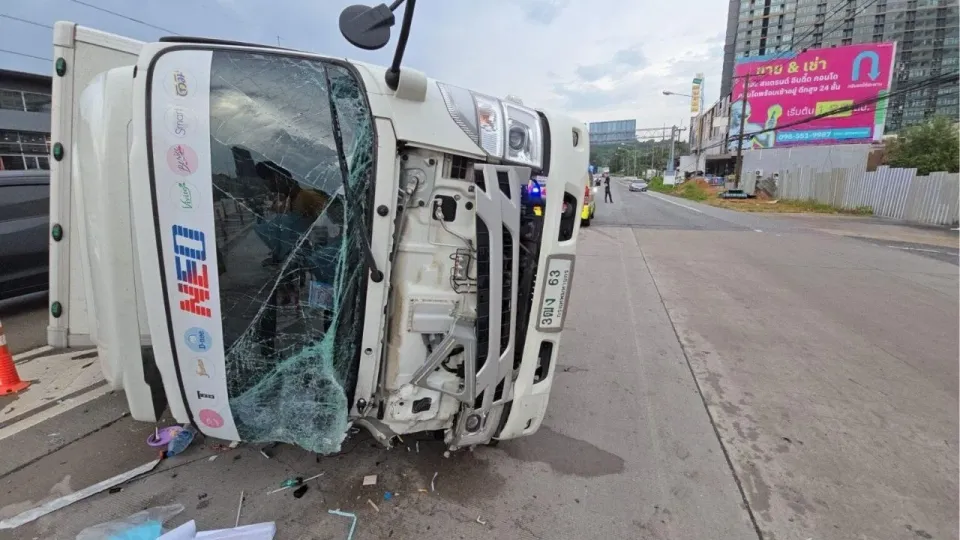 스리라차 비오는 도로에서 배송 트럭 전복, 운전자 부상