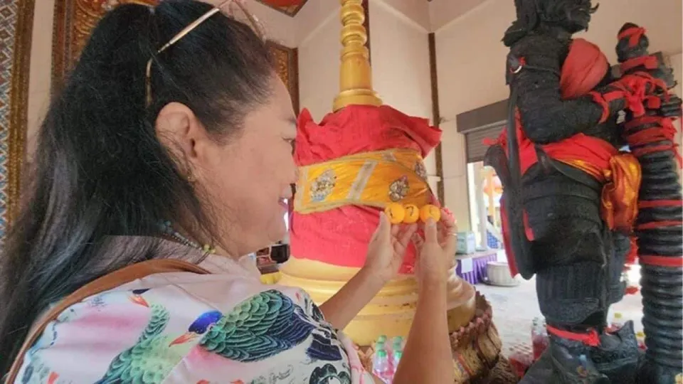 복권 열풍: 낙혼 빠톰의 행운의 숫자를 찾는 사람들