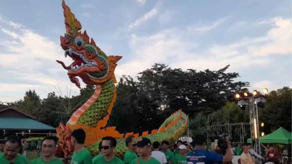 우돈타니 나가 성지에서 행운의 번호를 찾는 복권 사냥꾼들