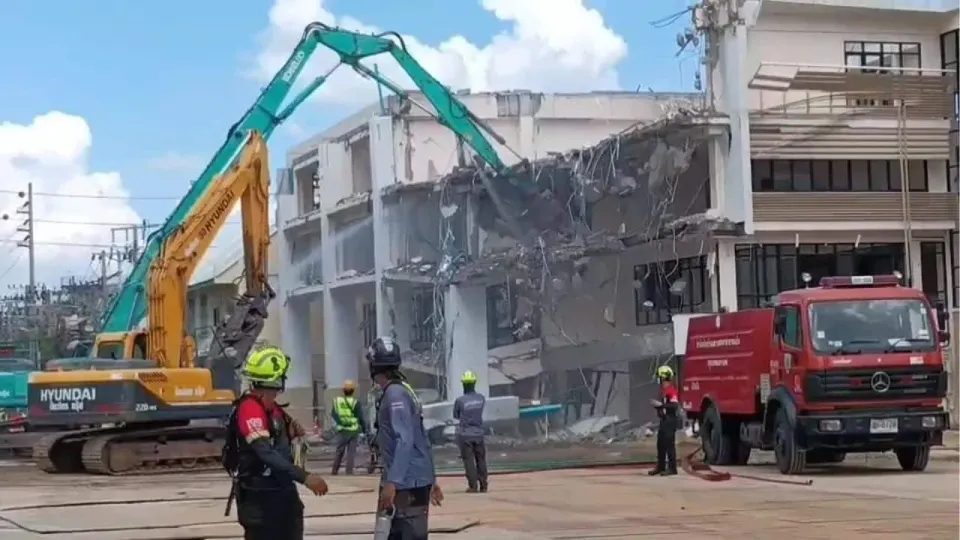 방콕 삼센 경찰서, 70% 철거 완료... 싱크홀 위협 고조