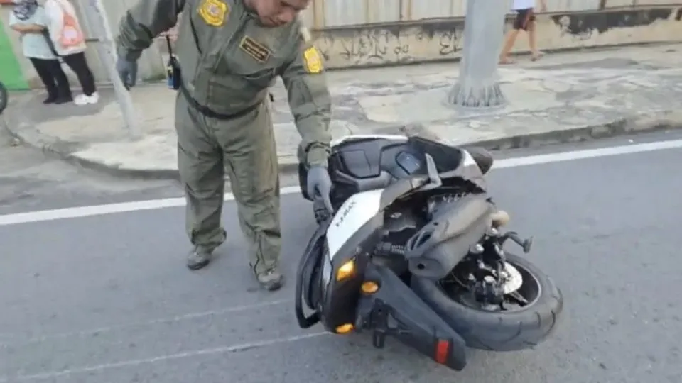 볼트 오토바이 기사와 승객, 스마트폰 내비 보다 전신주 충돌해 사망