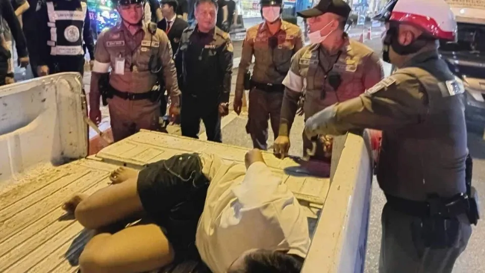 파타야 도로변에서 중국인 남성이 펜으로 단속 공무원 공격