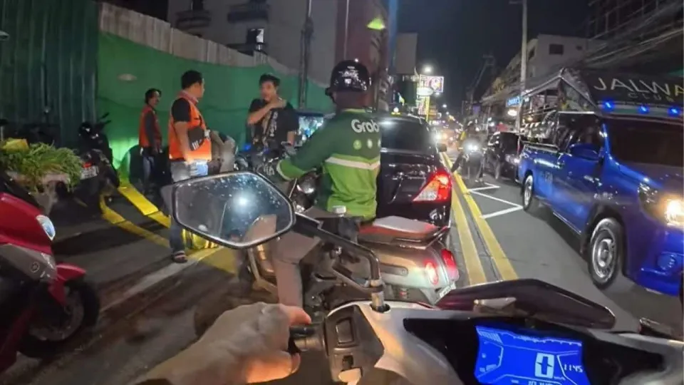 파타야 로드 레이지, 운전자가 여자친구 탄 스쿠터 의도적 충돌