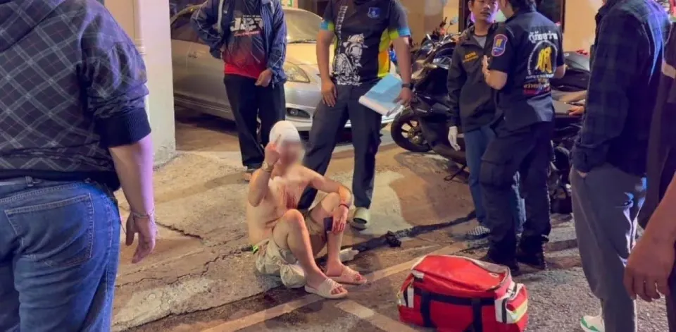 파타야 워킹스트리트 폭행 사건, 술 취한 러시아인 구조대원에게 욕설