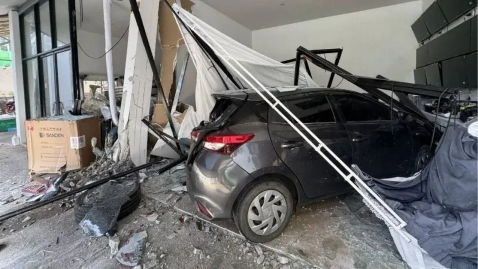 푸켓 전기버스 급경사 언덕서 동력 상실, 차량과 상점 충돌