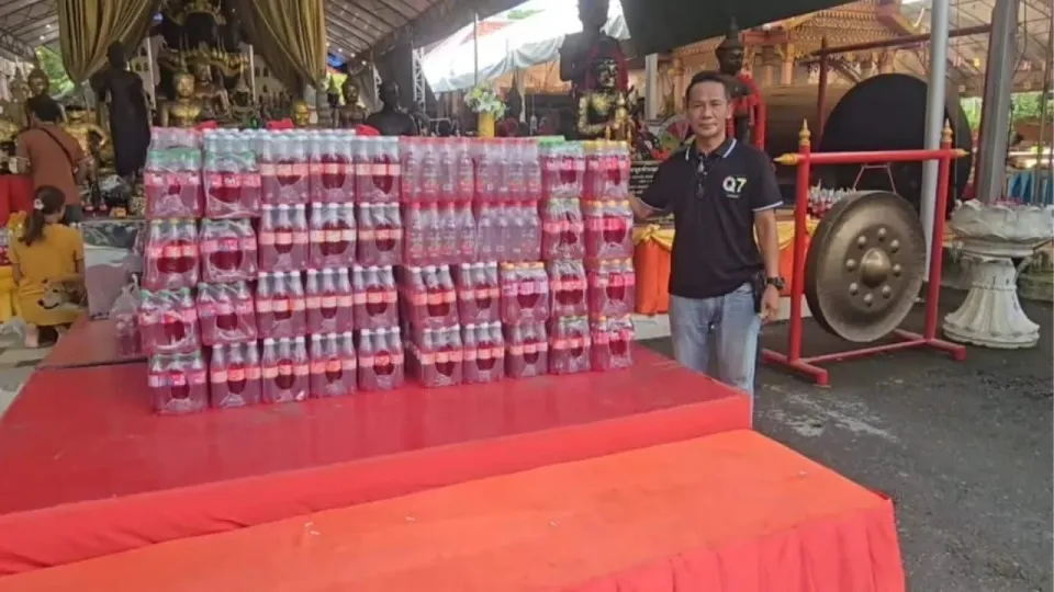 태국 복권 당첨자, 사원에 빨간 음료 100병 공양