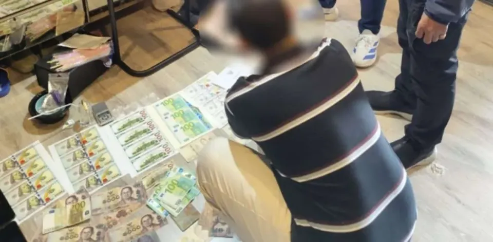위조 유로화로 파티 접대부에게 지불한 태국 남성 체포