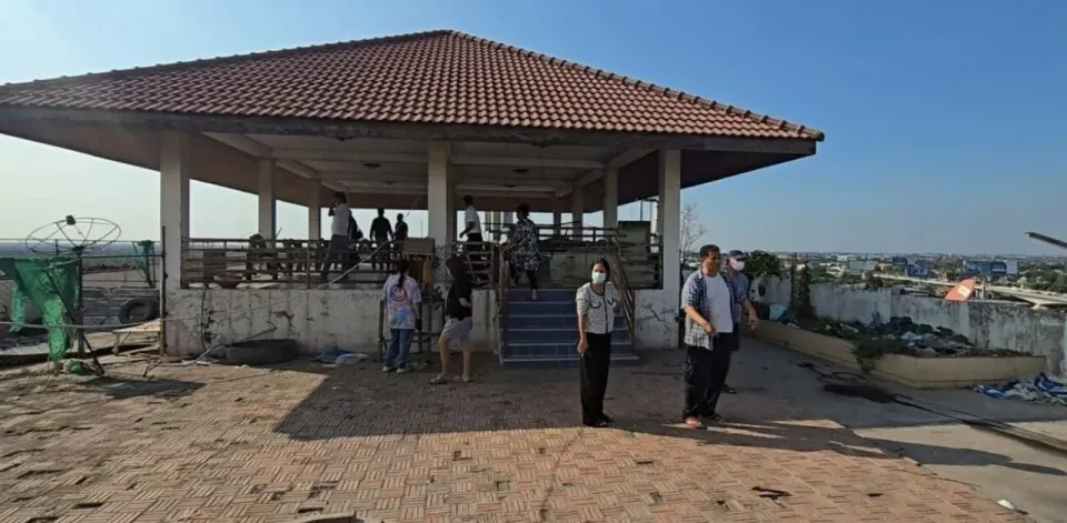 콘도 관리인이 옥상을 개 농장으로 전환, 주민들 항의