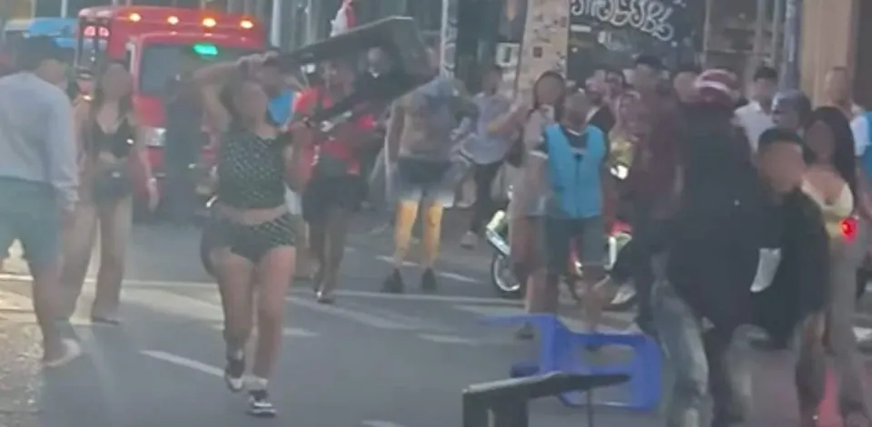 푸켓 파통에서 외국인 남성의 태국 여성 폭행 사건으로 거리 난투극 발생