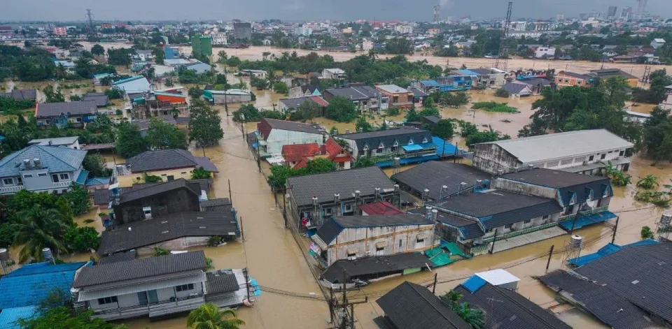 태국 홍수 속 싱가포르 관광객을 구한 태국인 영웅 이야기