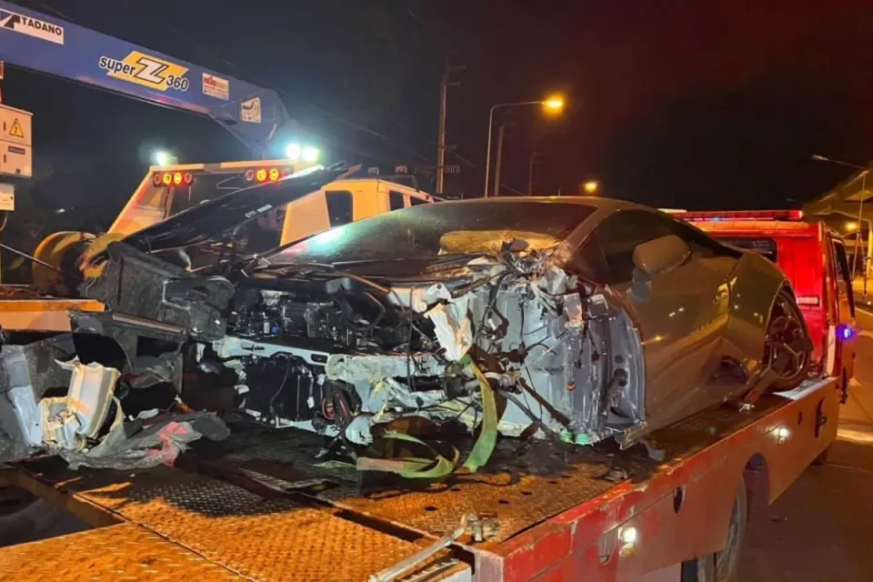 논타부리에서 람보르기니 우라칸 전주 충돌 사고