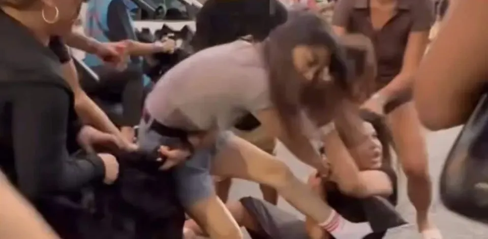 방글라 로드에서 태국-외국 여성 오해로 몸싸움 발생