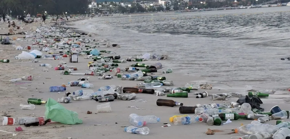 새해 축제 후 쓰레기 바다로 변한 파통 해변
