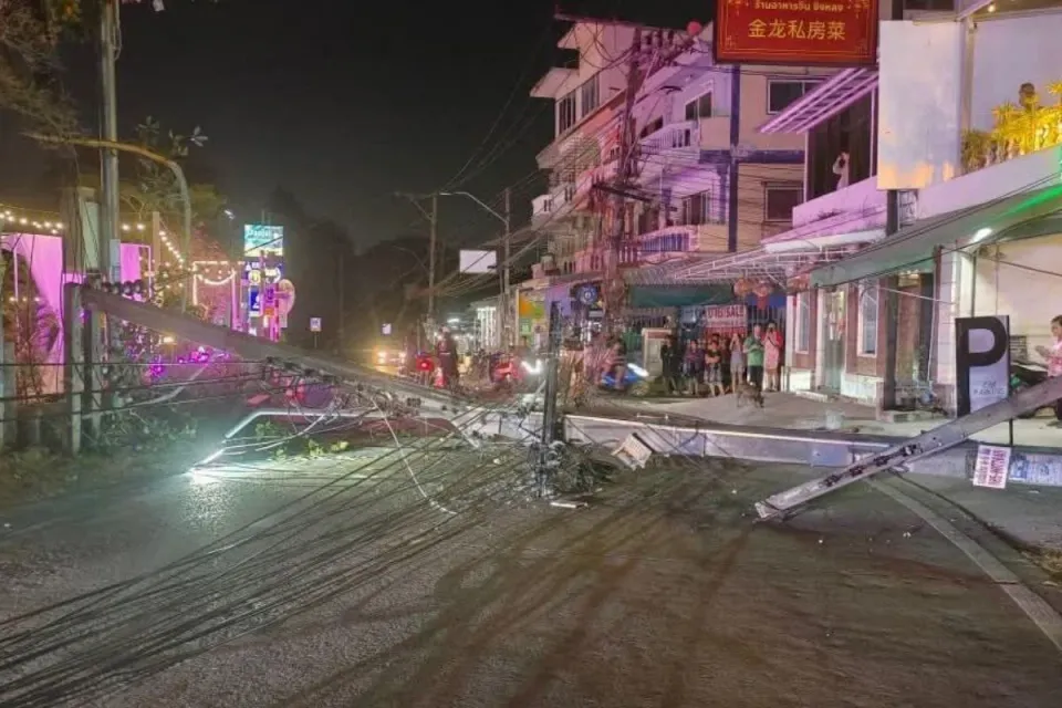 파타야에서 픽업트럭 도로 이탈로 전봇대 3개 넘어져