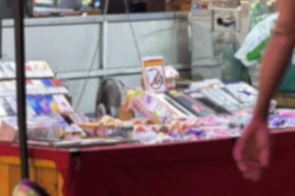 파타야 해변에서 불법 성인용품과 담배 노점 판매 논란 확산