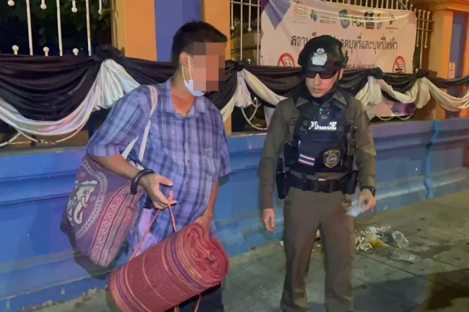 가짜 점쟁이, 불행 예언 후 아이폰 절도